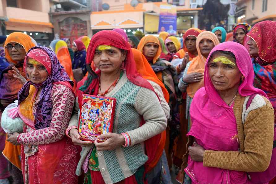 Devotees near Hanuman Garhi