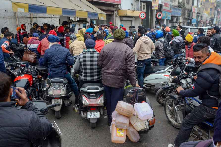 Oil tankers' strike: Crowd at petrol pump