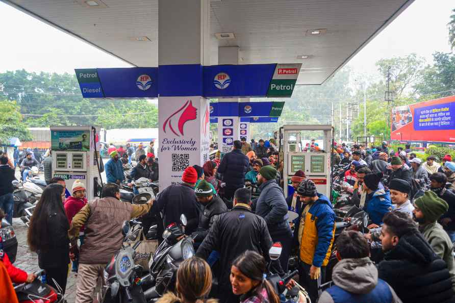 Truckers' strike: Crowded petrol pump in Jalandhar