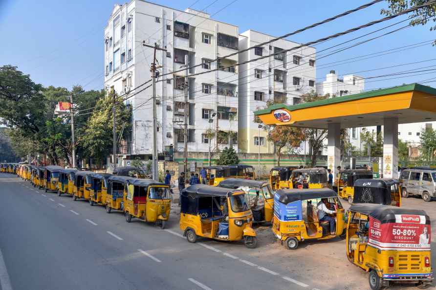 Truckers' strike: Crowded filling station in Hyderabad