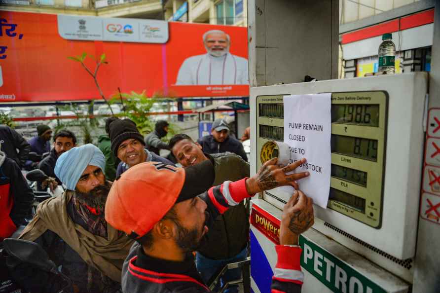 Truckers strike: Crowded petrol pump in Jalandhar