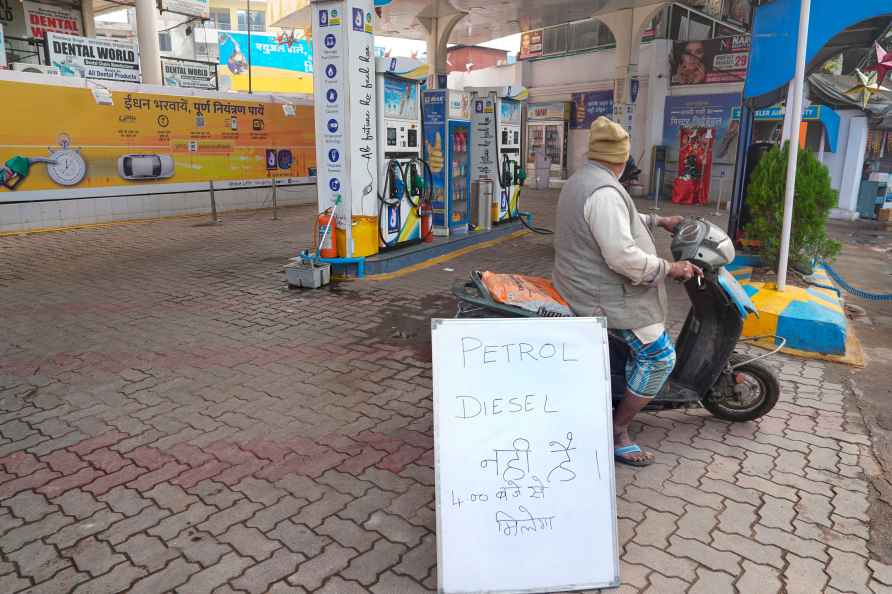 Truck drivers' strike: Shortage of fuel in Lucknow