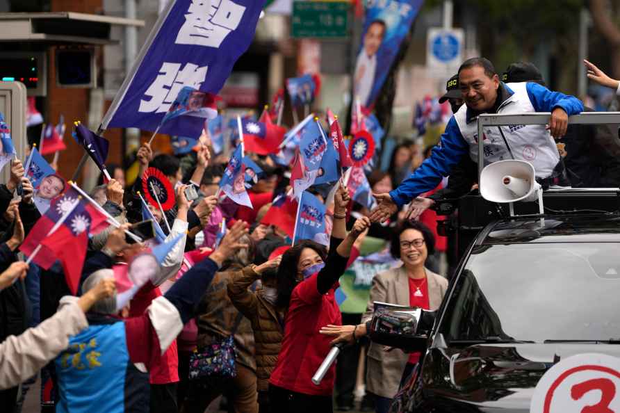 Hou Yu-ih waves to supporters