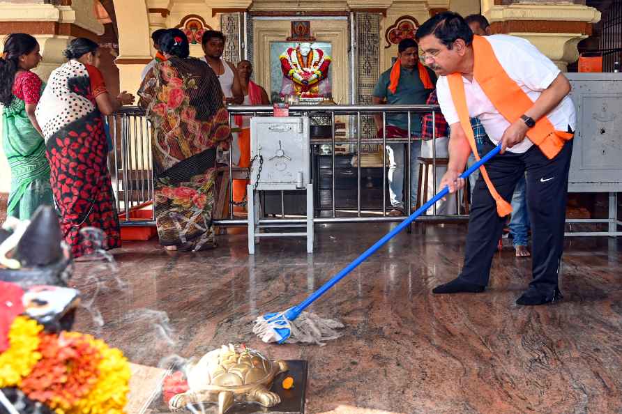 Pralhad Joshi at Shri Siddappajja temple