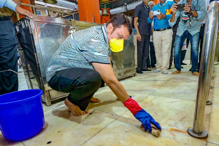 Devendra Fadnavis at Mumbadevi Mandir