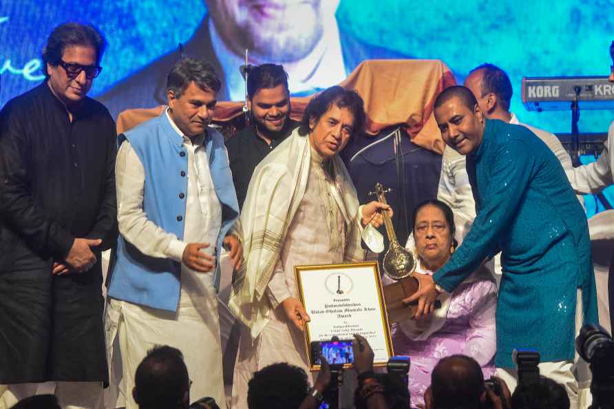 Mumbai: Tabla maestro Ustad Zakir Hussain being felicitated with...