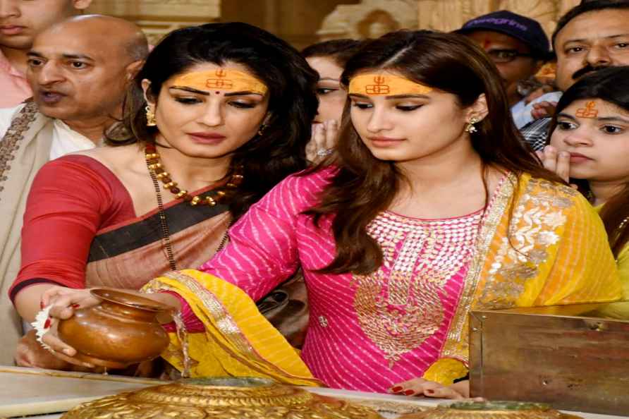 Raveena Tandon with daughter at Somnath Temple