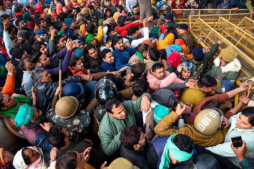 Farmers protest at Noida Pradhikara