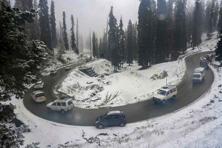 Light snowfall ends dry spell in Kashmir