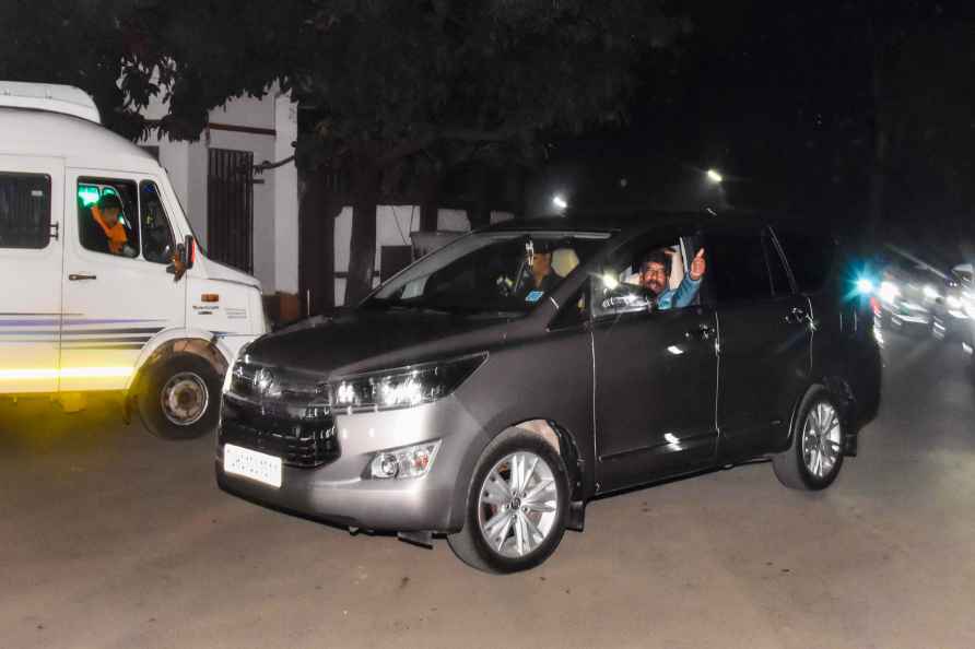 Hemant Soren leaves for Raj Bhavan