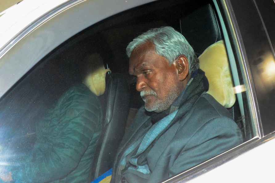 Champai Soren leaves for Raj Bhavan