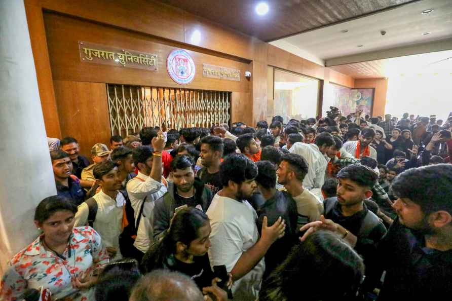 ABVP-NSUI protest at Gujarat University