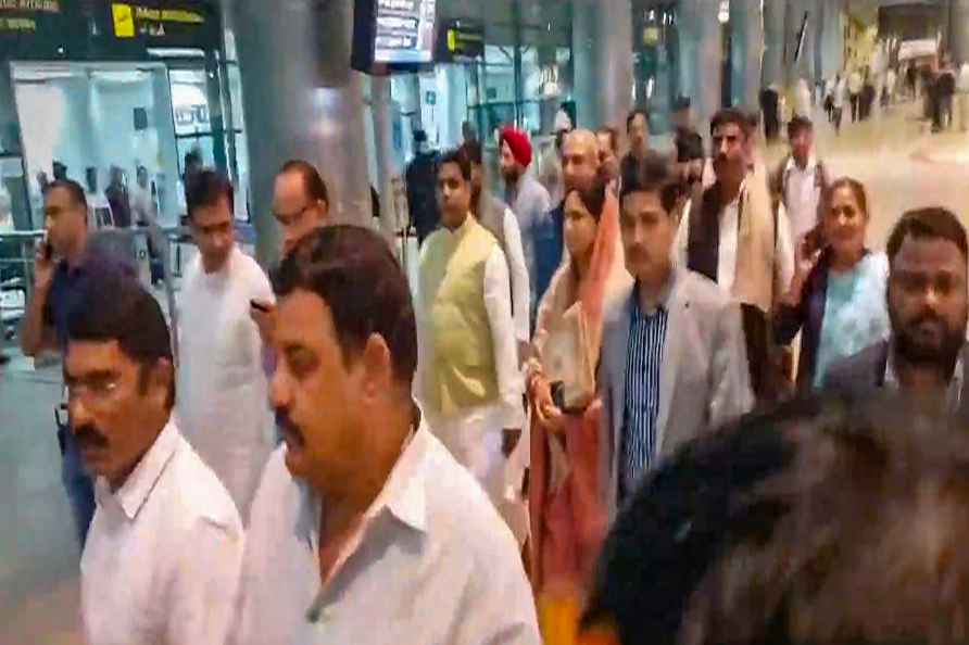 Bihar Congress MLAs reach Hyderabad