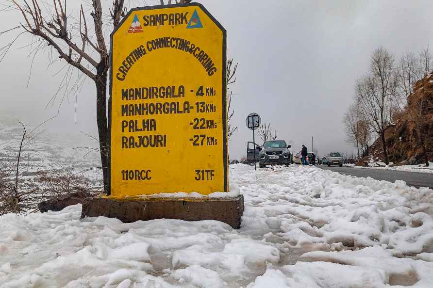 Weather: Fresh snowfall in Rajouri