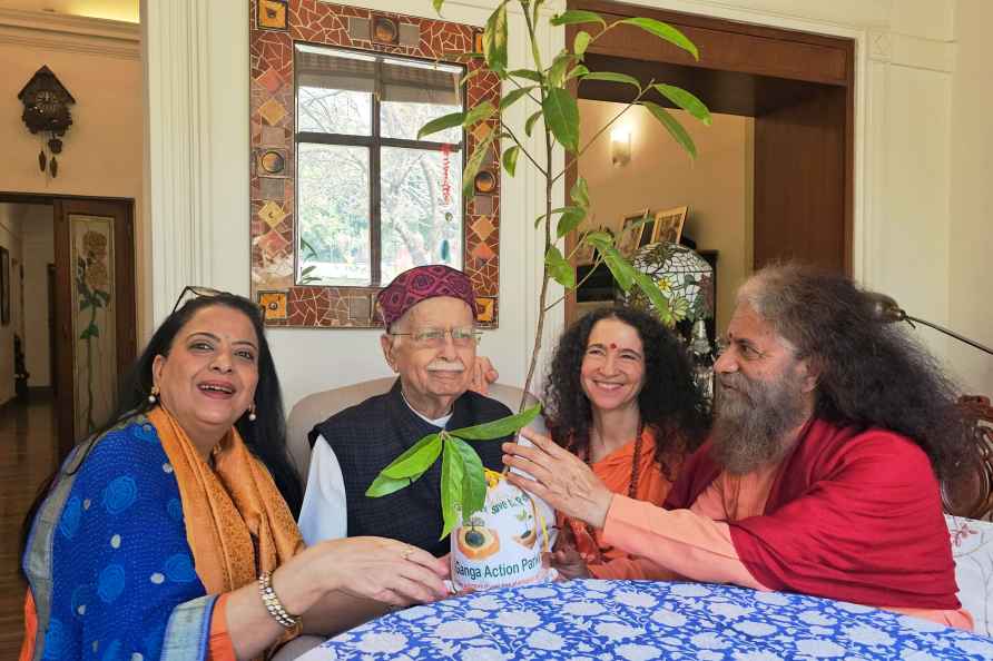 Swami Chidanand Saraswati meets LK Advani