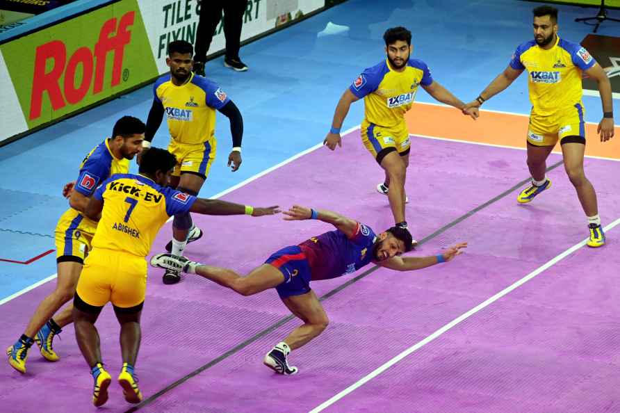 Kolkata: Players of Dabang Delhi and Tamil Thalaivas (in yellow) ...