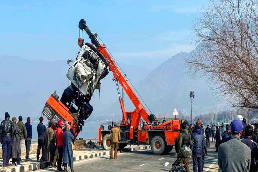 Tipper truck plunges in Dal Lake