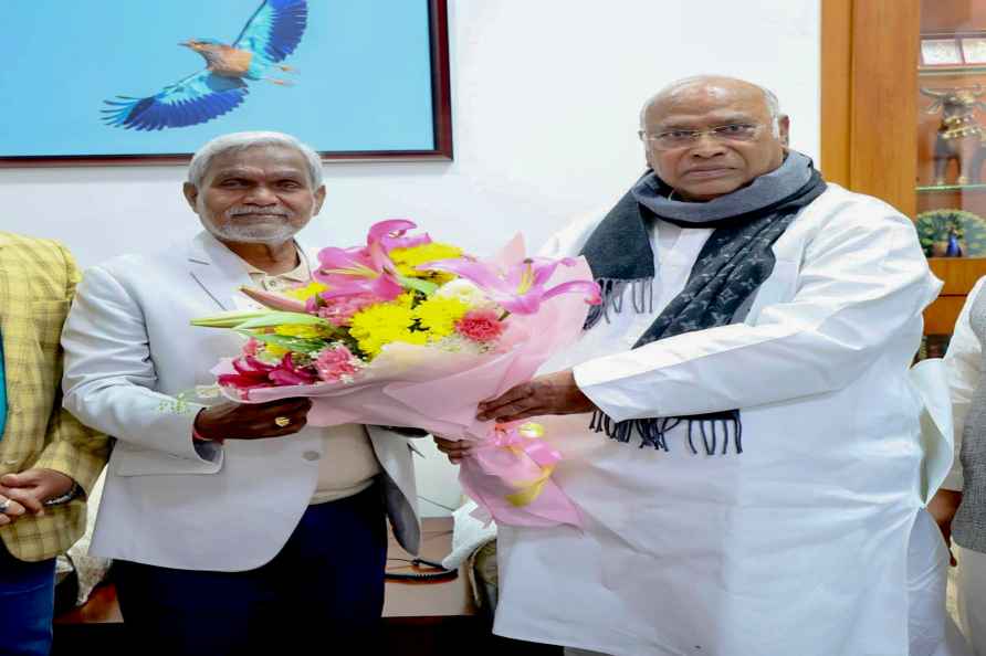 Kharge meets CM Soren, Jharkhand leaders