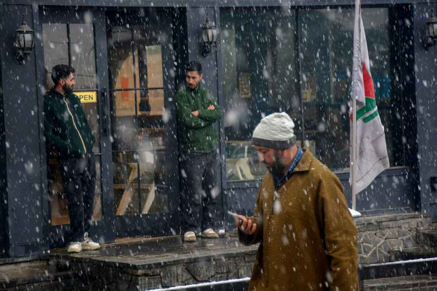 Weather: Snowfall in JK's Baramulla