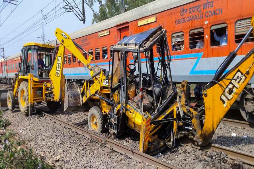 Train hits earthmover in Chandauli