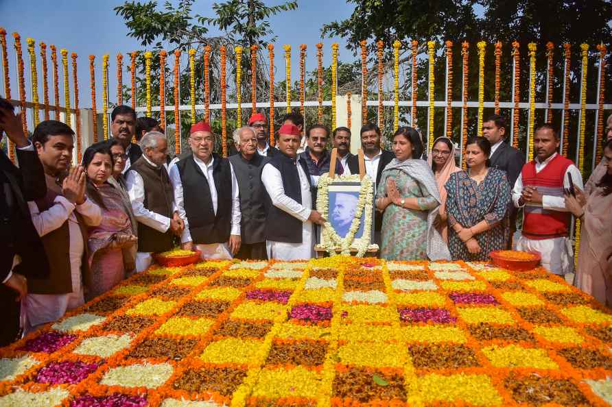 Lucknow: Samajwadi Party chief Akhilesh Yadav pays tribute to socialist...