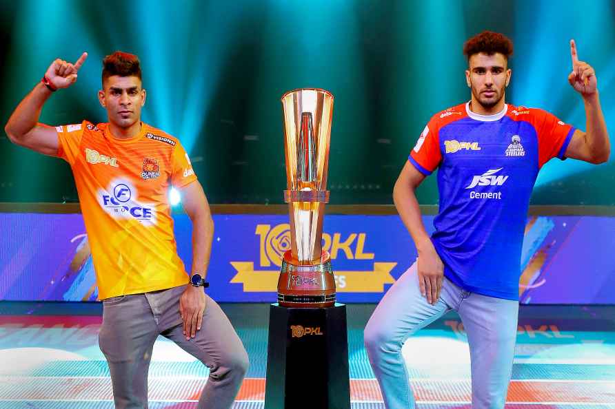 Pro Kabaddi League Captains with trophy