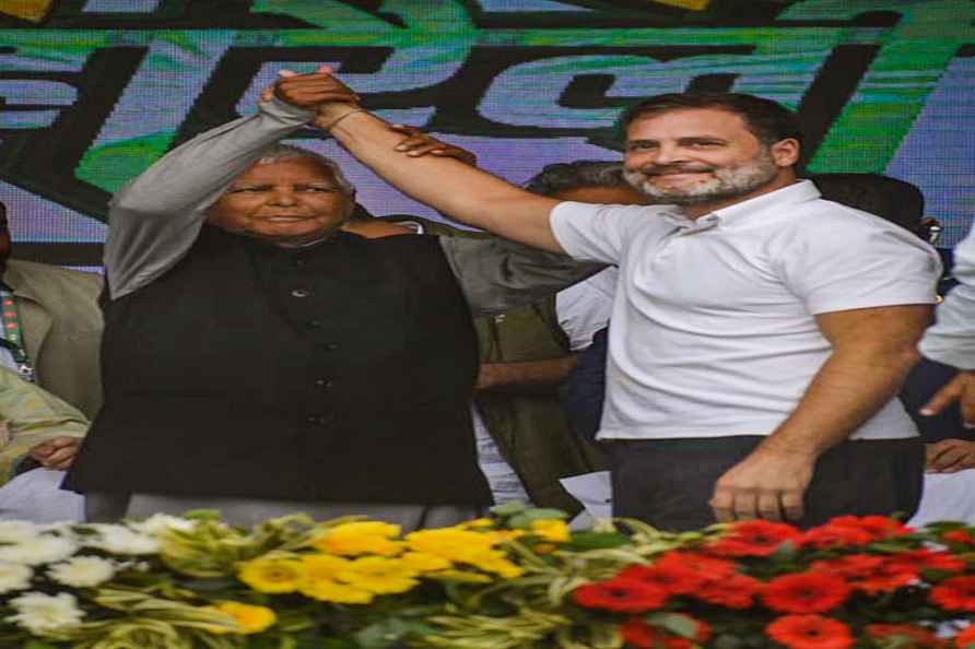 Patna: RJD Chief Lalu Prasad Yadav with Congress leader Rahul Gandhi...