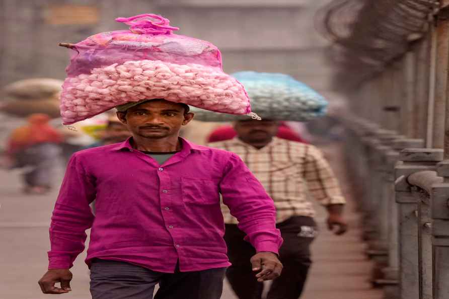 Standalone: Porters on Howrah bridge