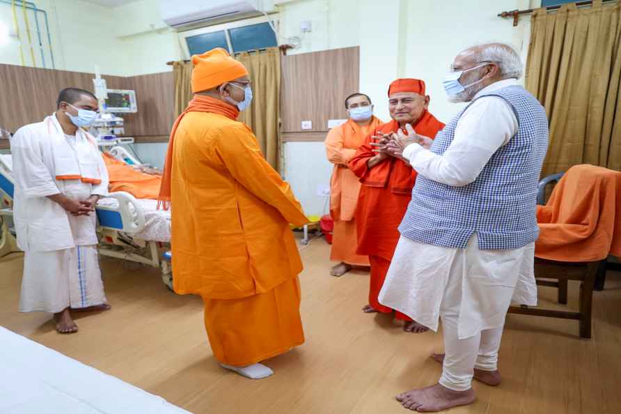 PM Mosi meets Swami Smaranananda