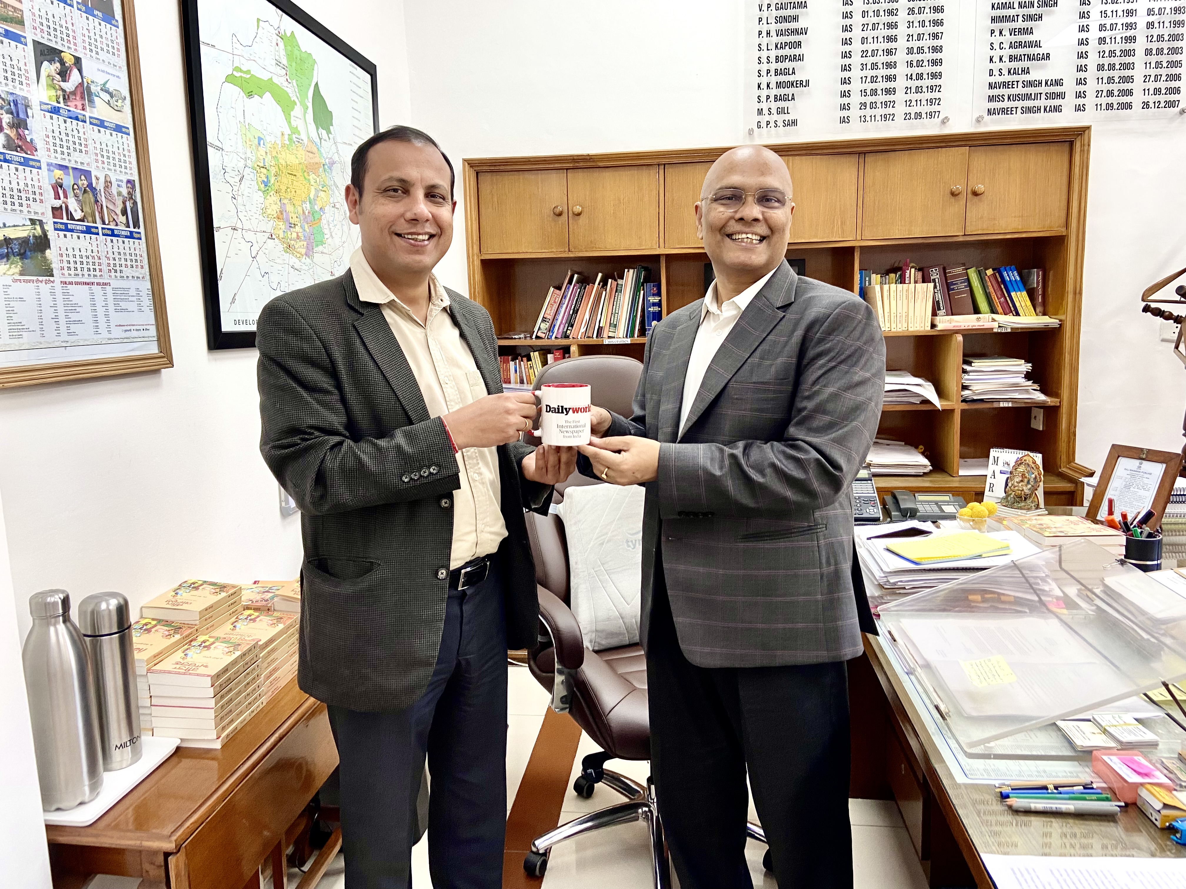 Ahead of Chandigarh’s biggest Marathon, DW EIC presents ‘Daily World Mug’ to Addl Chief Secy to Punjab Governor 