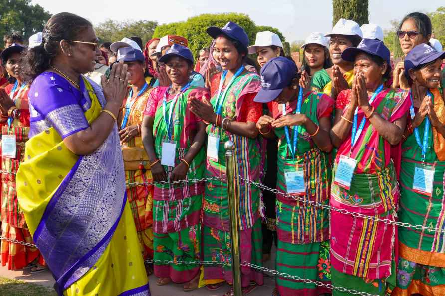 Prez Murmu meets women from self-help groups