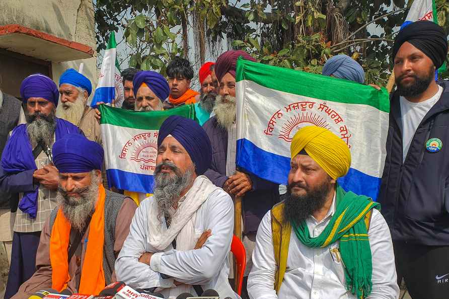 Amritsar: Farmer leader Sarwan Singh Pandher addresses the media...