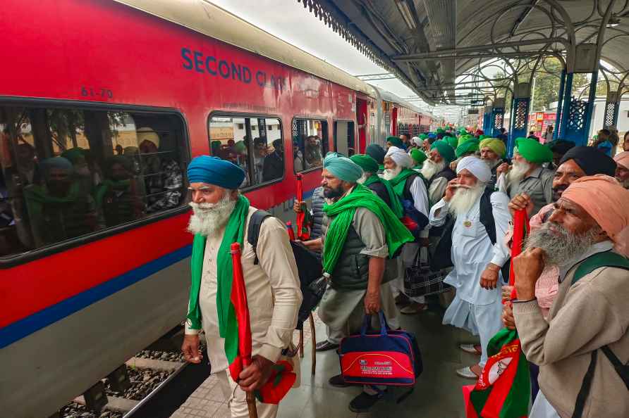 Farmers leave for Kisan Mahapanchat