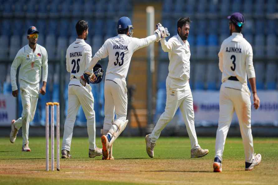 Mumbai: Mumbai: Mumbai's Shams Mulani with teammates celebrates ...