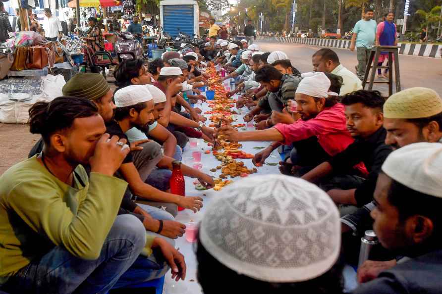 Mumbai: Muslim devotees have 'iftar' meal together to break their...