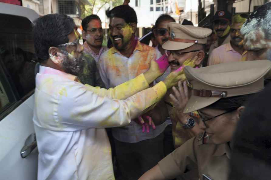 Holi celebrations at Eknath Shinde's residence