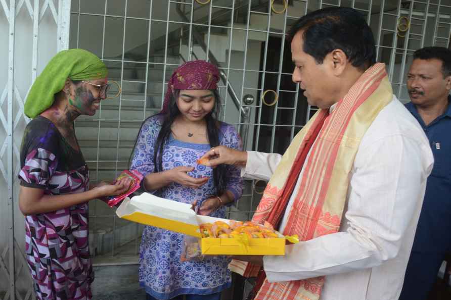 Sonowal distributes sweets