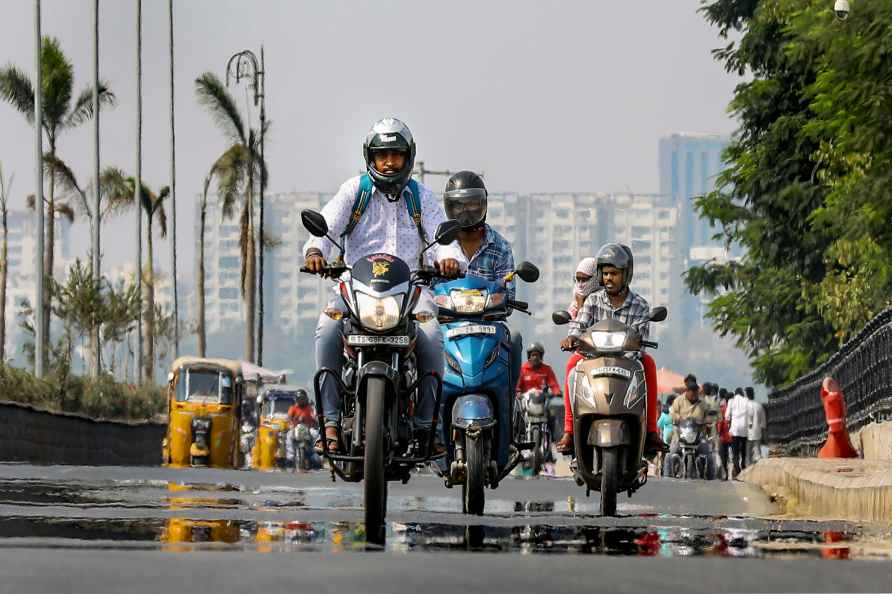 Commuters on a hot day in Hyderabad