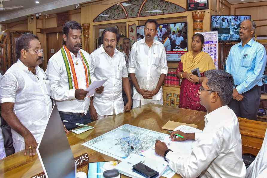 Congress' Vijay Vasanth files nomination for LS polls