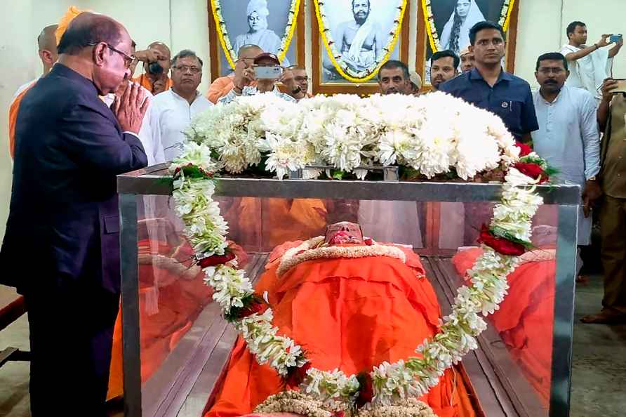 WB Guv pays homage to Smaranananda ji