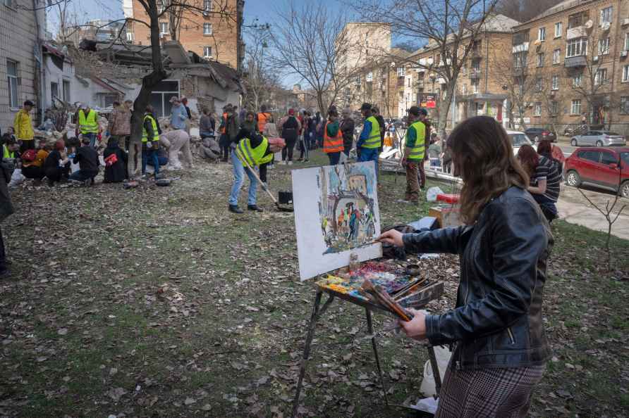 Student of Kyiv State Arts Academy paints