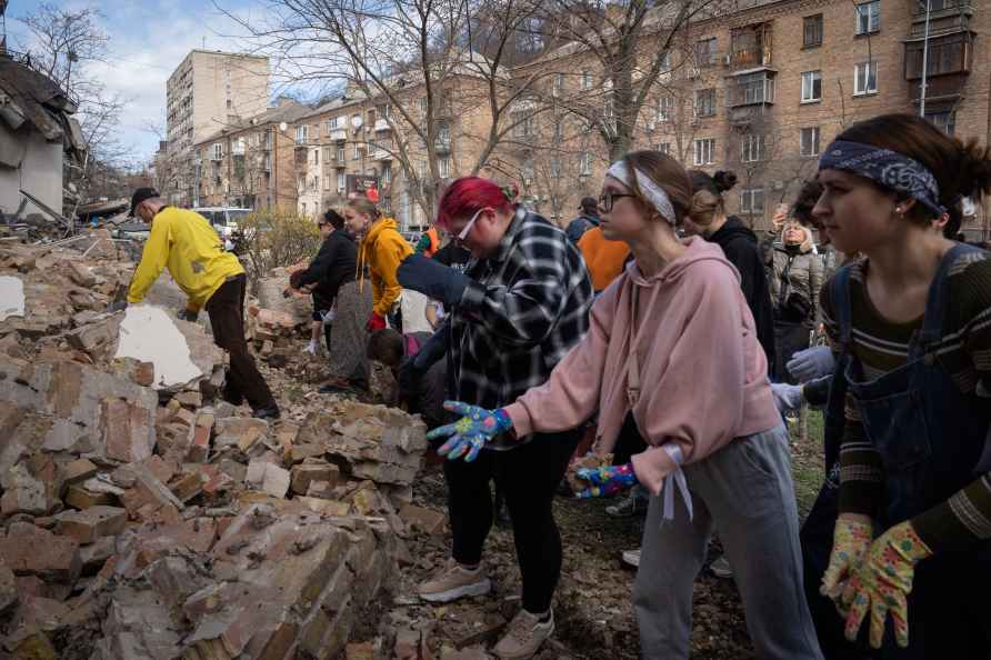 Volunteers and students of Kyiv State Arts Academy