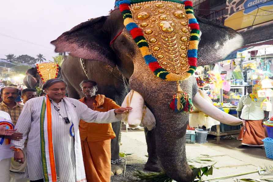 Shashi Tharoor campaigns in Kerala