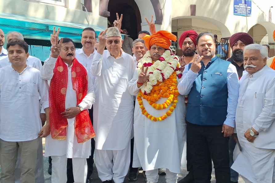 Cong's Raman Bhalla files nomination in Jammu