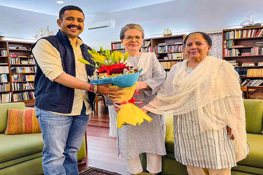 Pratibha Singh with son met Sonia Gandhi