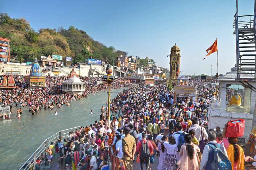 Somvati Amavasya: Devotees in Haridwar