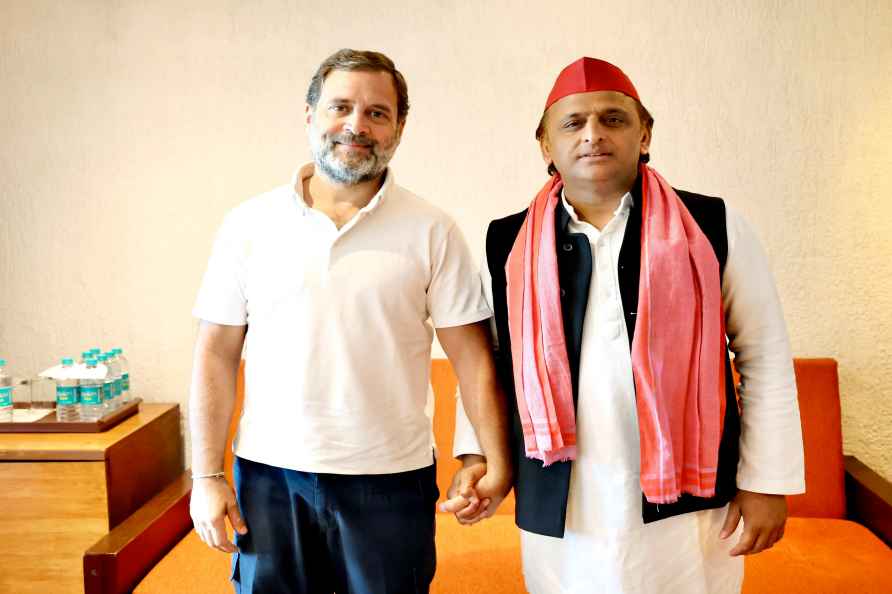 Rahul Gandhi with Akhilesh Yadav