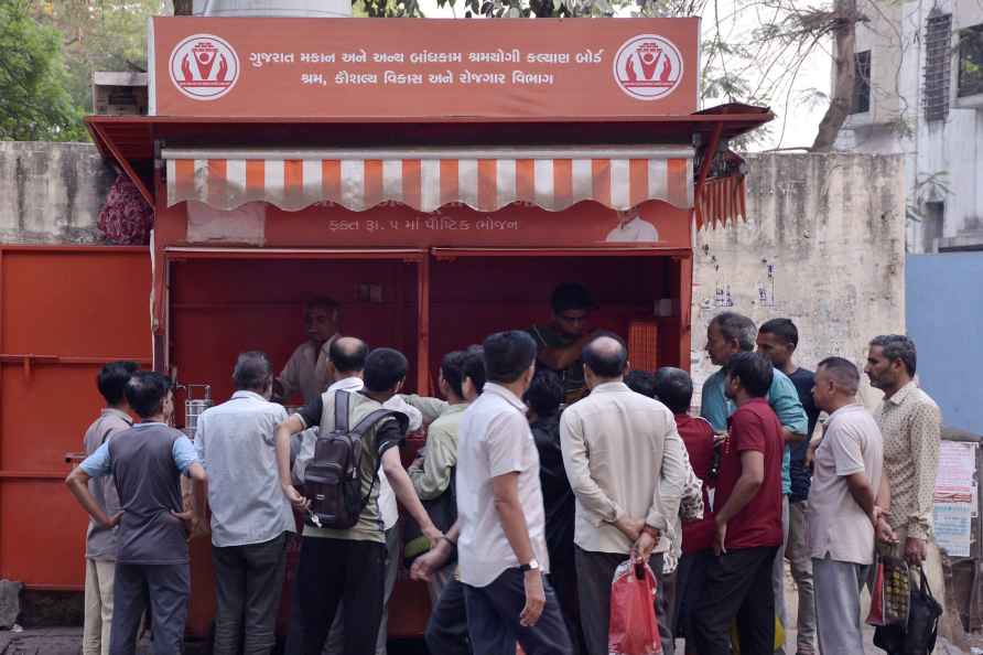 Shramik Annapurna Yojana centre in Surat