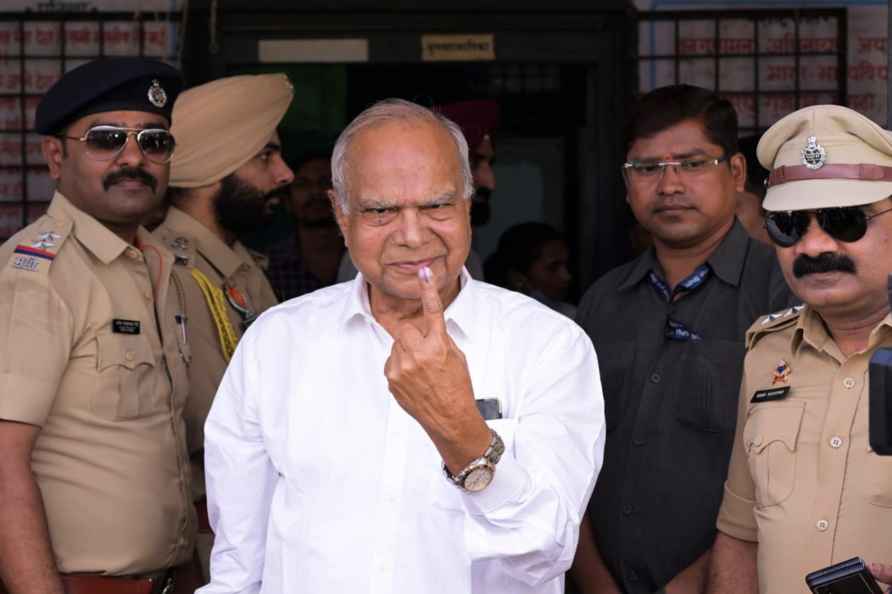 LS Polls 1st Phase: Banwarilal Purohit votes