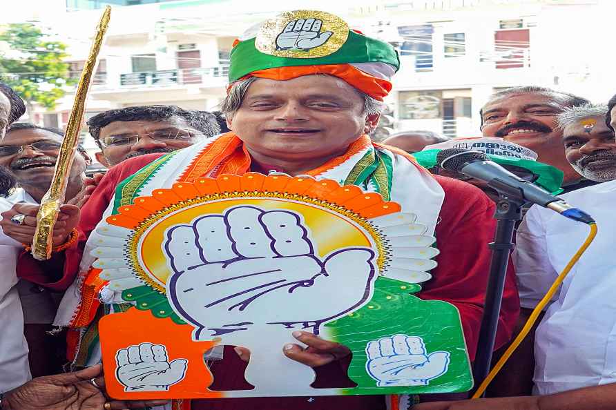 Shashi Tharoor campaigns for LS polls